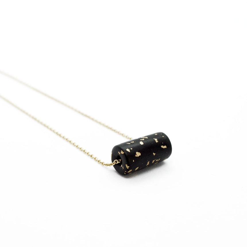 COLLANA CON PERLINE NERE E SPECKS