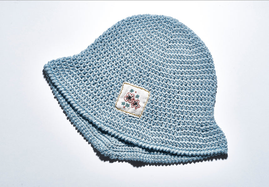 CAPPELLO ALL'UNCINETTO CON RICAMO FIORI